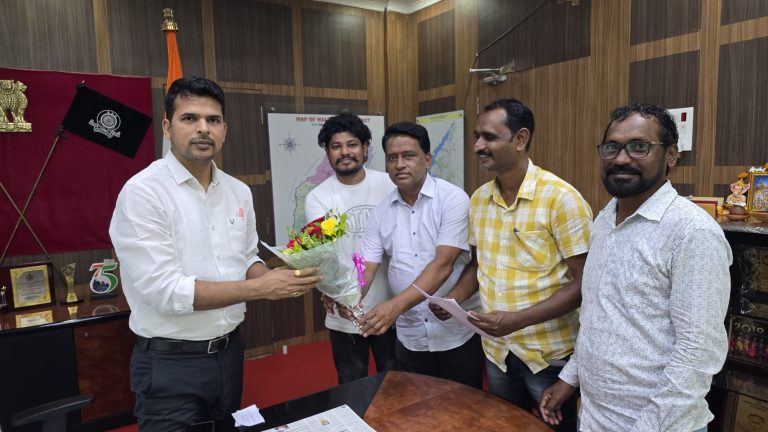 ଜିଲ୍ଲାର ବିକାଶରେ “ମିରର୍ ଅଫ୍ ମାଲକାନଗିରି” (ସାମାଜିକ ସଂସ୍ଥା) ର ସହଯୋଗିତା ଓ ଆଞ୍ଚଳିକ ସମସ୍ୟାର ଆପୋଷ ଆଲୋଚନା ମାଧ୍ୟମରେ ସମାଧାନ ନିମନ୍ତେ ନୁତନ ଜିଲ୍ଲାପାଳଙ୍କ ସହ ଆଲୋଚନା