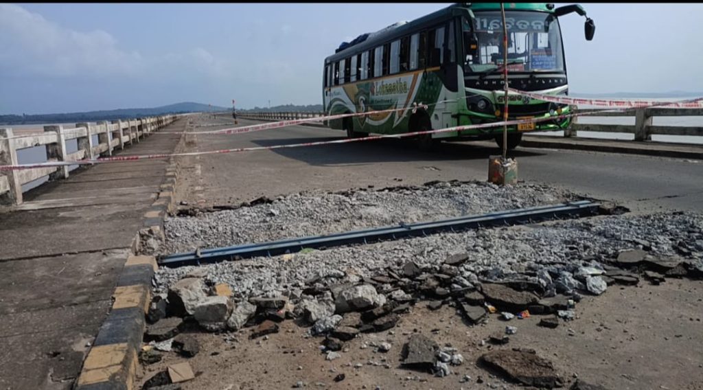 ଜାତମୁଣ୍ଡିଆ ସୁବର୍ଣ୍ଣପୁର ସେତୁ ପାଲଟିଛି ମରଣଯନ୍ତା.ଅପ୍ରୋଜ ରୋଡ଼ ମରାମତି ଚାଲିଛି ମନ୍ଥର ଗତିରେ. ସେପଟେ ମରାମତି କାମ ଅତି ନିମ୍ନ ମାନର ଅଭିଯୋଗ.