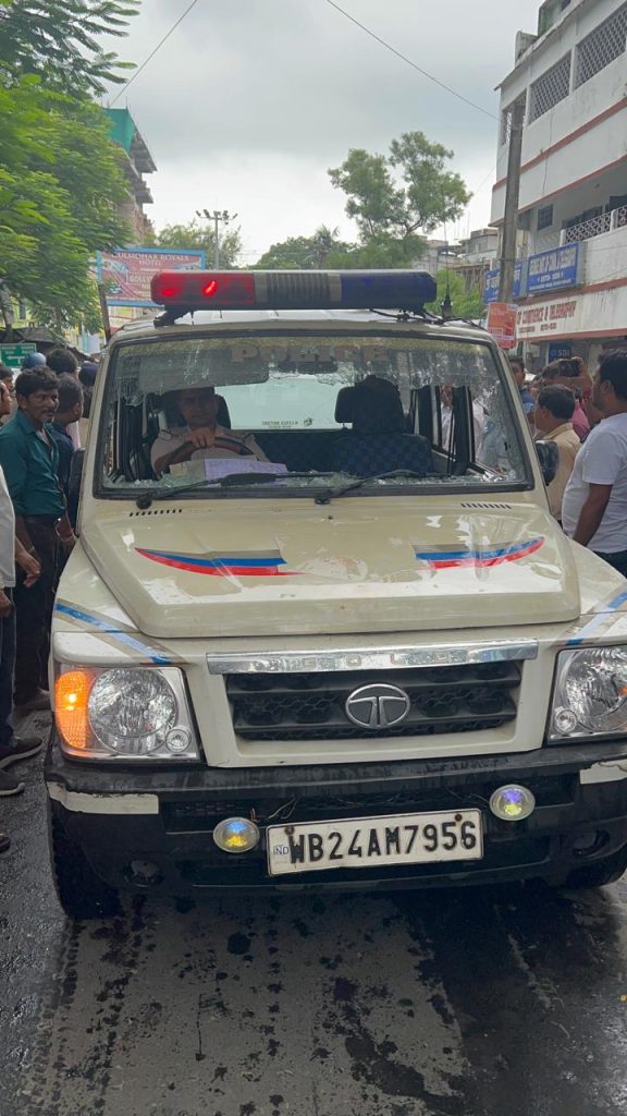 ବିଜେପି ଦଳ ନେତା ଶୁଭେନ୍ଦୁଙ୍କ ଗସ୍ତକୁ ନେଇ ଉତ୍ତେଜନା, କୋଚ ବିହାର ଜିଲ୍ଲା ସ୍ଥିତ ଖଗରାବାଡ଼ି ଅଞ୍ଚଳ ରେ ତୃଣମୂଳ କଂଗ୍ରେସ ଦଳର ର କର୍ମୀ ମାନେ ଶୁଭେନ୍ଦୁ ଙ୍କୁ ବିରୋଧ – କାର ଭଙ୍ଗାରୁଜା ଅଭିଯୋଗ