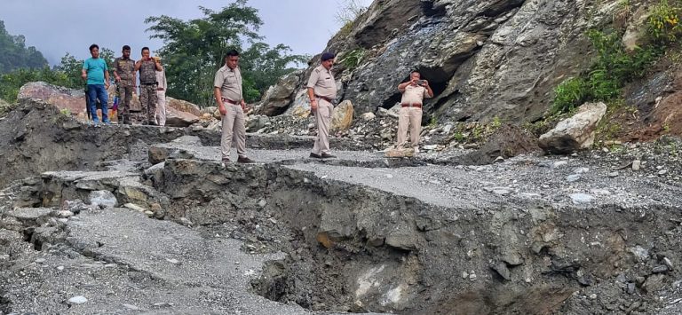 ରାଜ୍ୟ ପଶ୍ଚିମବଙ୍ଗର ପାହାଡିଆ ଅଞ୍ଚଳରେ ବର୍ଷା ଯୋଗୁ ଭୂସ୍ଖଳନ, ତିସ୍ତା ଗର୍ଭରେ ଭାଙ୍ଗି ପଡିଲା ଜାତୀୟ ସଡକ, ଭାରୀ ଯାନ ଚଳାଚଳ ବନ୍ଦ