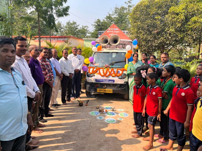 ଗୋଷ୍ଠୀ ଶିକ୍ଷା କାଯ୍ୟାଳୟରୁ ଶିକ୍ଷା ରଥ ର ଶୁଭ ଉଦଘାଟନ ।