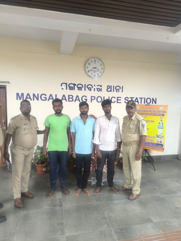 କଟକ ଉପଜିଲ୍ଲା ପୋଲିସ (UPD) ପକ୍ଷରୁ ଏକ ସଫଳ ଅଭିଯାନରେ କଟକର ଏସ୍ସିବି ମେଡିକାଲ କଲେଜ୍ ଏବଂ ହସ୍ପିଟାଲ ସ୍ଥିତ ସେଣ୍ଟ୍ରାଲ୍ ରେଡ୍ କ୍ରସ୍ ବ୍ଲଡ୍ ବ୍ୟାଙ୍କରୁ ୩ ଜଣ ରକ୍ତ ଦଳାଳଙ୍କୁ ଗିରଫ କରାଯାଇଛି :