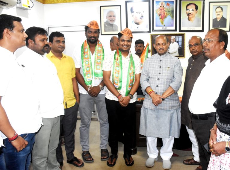 ରାଜ୍ୟ କାର୍ଯ୍ୟାଳୟରେ ମିଶ୍ରଣ ପର୍ବ ::