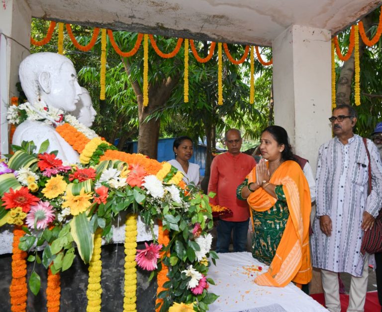 ଅମର ଶହୀଦ ରଘୁ–ଦିବାକରଙ୍କ ଶ୍ରାଦ୍ଧଦିବସରେ ମାଲ୍ୟାର୍ପଣ ଓ ଶ୍ରଦ୍ଧାଞ୍ଜଳି ::