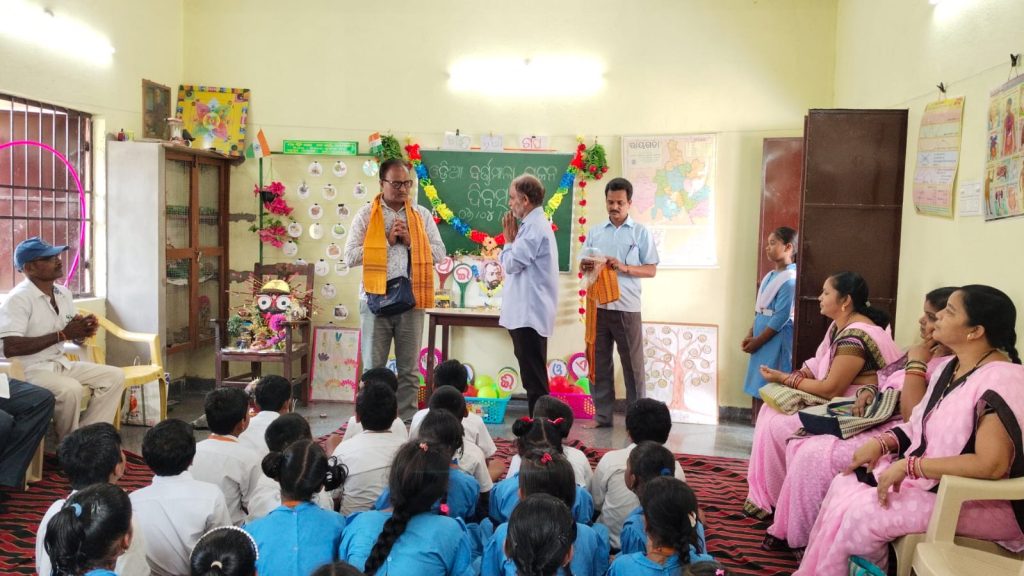 ପଦ୍ମପୁର ସରକାରୀ ପ୍ରାଥମିକ ବିଦ୍ୟାଳୟ, ଉପର ଜୁମୁରୁଗୁଡ଼ାଠାରେ ବର୍ଣ୍ଣମାଳା ପୂଜନ ଦିବସ ପାଳିତ ::