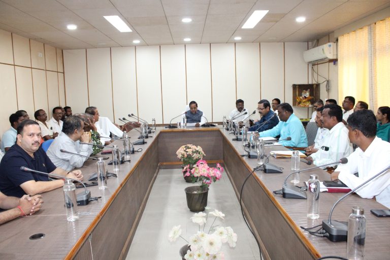 ଅତ୍ୟାବଶ୍ୟକ ସାମଗ୍ରୀ ଯୋଗାଣ ସଂଘ ସହ ଆଲୋଚନା ଅନୁଷ୍ଠିତ ::