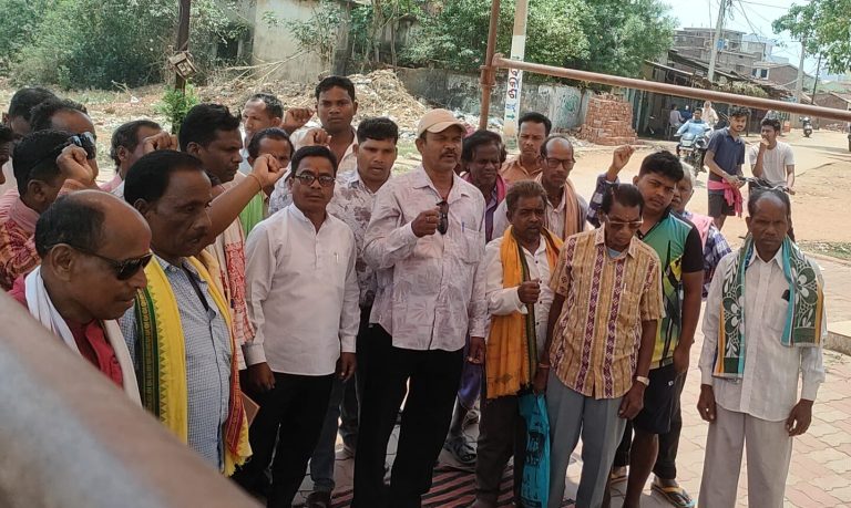 ଅସିଦ୍ଧ ସରପଞ୍ଚକୁ ବହିଷ୍କାର ଦାବୀରେ ପଞ୍ଚାୟତ ସମ୍ମୁଖରେ ଜିଲ୍ଲା ଆଦିବାସୀ କଲ୍ୟାଣ ସଂଘର ଧାରଣା :;