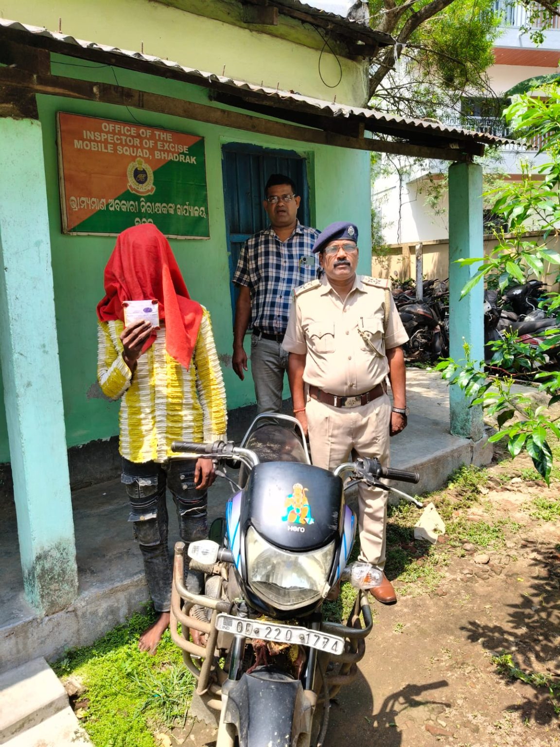 ରାଜପଥ କଡ ରେ ବିକ୍ରି ବେଳେ 45 ଗ୍ରାମ ବ୍ରାଉନ ସୁଗାର ସହ ଜଣେ ଗିରଫ ।