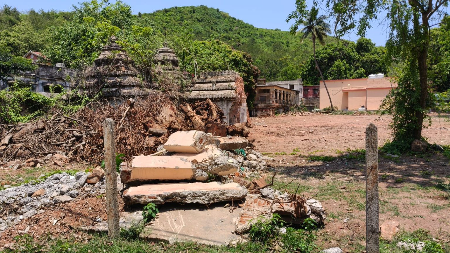 ଖଲ୍ଲିକୋଟ ରାଜବାହାଦଦୂର ରାମଚନ୍ଦ୍ର ମର୍ଦ୍ଦରାଜ ଦେଓଙ୍କ ଅଭୁଲା ସ୍ମୁତି କୀର୍ତିକୁ ଭାଙ୍ଗି ଖଣ୍ଡଖଣ୍ଡ କରି ମାଟିରେ ମିଶିଲା