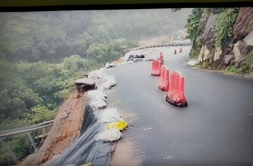ପୃର୍ବରୁ ଦୁଇଥର ଧସିଥିବା ବେଳେ, ଏବେ ଲଘୁଚାପଜନିତ ବର୍ଷାରେ ପୁଣି ଧସିଛି ଗାର୍ଡୱାଲ୍। :;